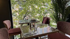 Super Aussicht in die Baumkronen als wäre man in einem Baumhaus 😉  at ChouChou in Stockholm