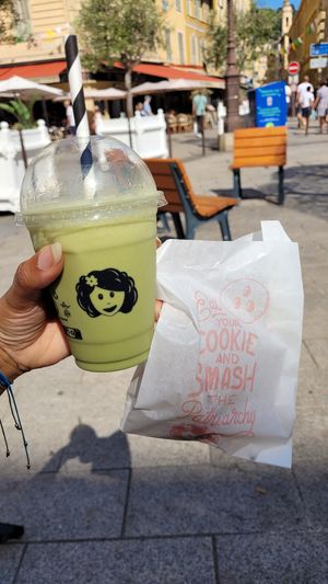 Take away order of the Matcha milkshake and the zucchini muffin at Emilie and the Cool Kids in Nice