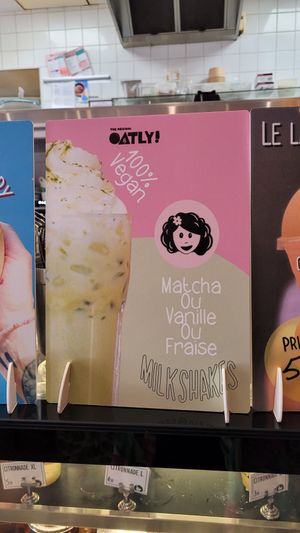 The advertised vegan milkshakes made with Oatly are not easy to miss in the coffeeshop at Emilie and the Cool Kids in Nice