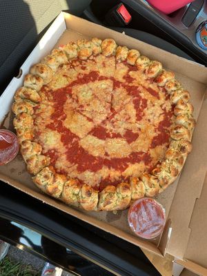 Garlic knot crust extra marinara for dipping was a nice touch *chef’s kiss* at Paranormal Pizza in Bethlehem