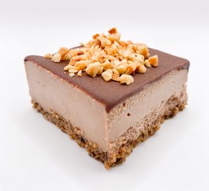 Vegan cheesecake met praliné en een crispy laagje chocolade en stukjes geroosterde hazelnoot. Bodem van chocolate chip cookie. Glutenvrij en sojavrij ook mogelijk   at Bear Cakes in Zonhoven