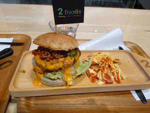 vegan burger (they don’t use impossible or beyon meat; they use their own recipe) #Veganuary at 2foods - Ginza Loft in Tokyo