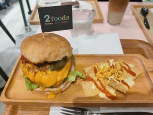 Delicious burger and chips at 2foods - Ginza Loft in Tokyo
