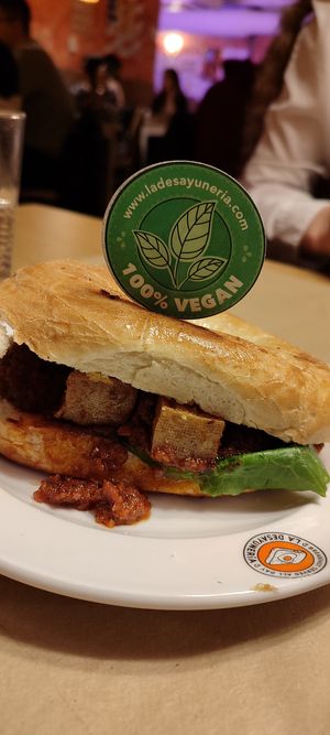 bagel con tofu caramelizado at La Desayunería in Madrid