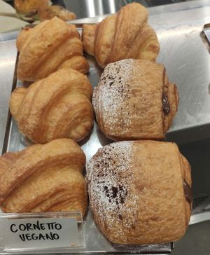 Cornetti vegani e saccottini al cioccolato at Lady Cake in Ponte A Egola