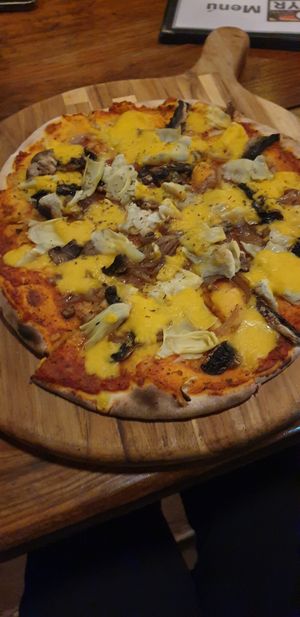 Vegan pizza at Zephyr in Lanquin