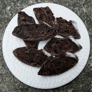 Chocolate sourdough bread, cut into pieces by baker at Slowbread o.g.o in Seoul