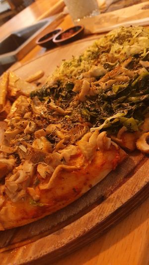 Mushrooms, spinach & Mushrooms, zucchini pizza at Pizza Argentina Bahçe in Antalya