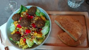 Falafelsalade zonder bijbehorende hummus (later alsnog gekregen) at De Vooruitgang in Eindhoven