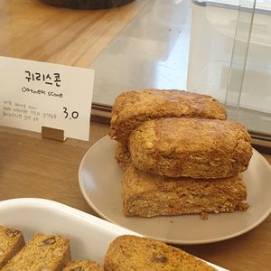 oatmeal scone at Bon Dee in Seoul