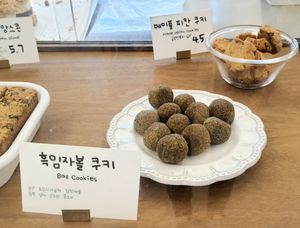 display of bakery items: cookies at Bon Dee in Seoul