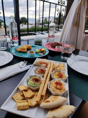 Hummus, samosas y hamburguesas de lentejas. at Tapas del Mundo in Mojacar