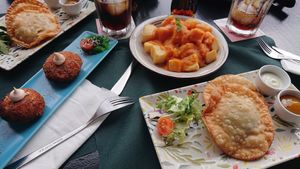 Samosas, Algenkroketten, Batatas Bravas at Tapas del Mundo in Mojacar