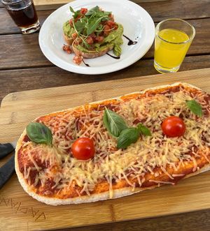Vegane Pinsa Margherita und Bruschetta Guacamole   at Vapiano in Dortmund