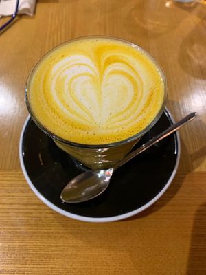 Golden Latte (opción vegana) at Zenith Brunch & Cocktails in Madrid