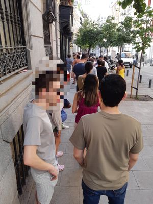 The queue at the door at 11:30am on a Saturday at Zenith Brunch & Cocktails in Madrid