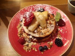 Vegan pancakes with mayple instead of peanut butter at Zenith Brunch & Cocktails in Madrid