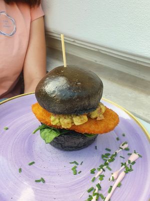 Crispy Chicken Burger at Vegan Junkhouse Club in Munich