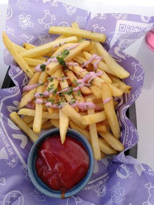 Pommes at Vegan Junkhouse Club in Munich