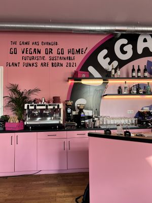 Echt nett und sehr rosa  at Vegan Junkhouse Club in Munich