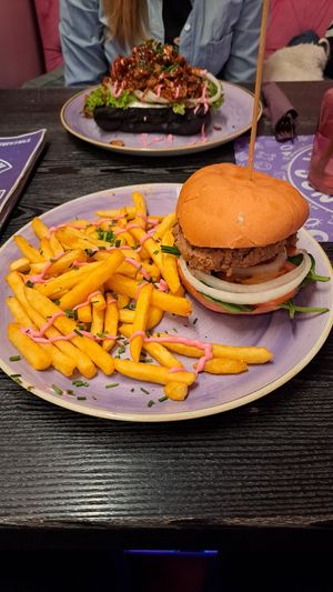Fresh Burger mit Pommes at Vegan Junkhouse Club in Munich