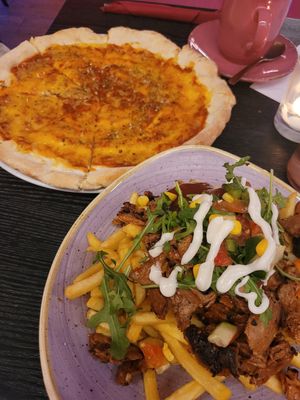 Pizza Margherita, Pulled PorkFries at Vegan Junkhouse Club in Munich
