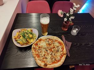 Nice vegan pizza and nachos. at Vegan Junkhouse Club in Munich