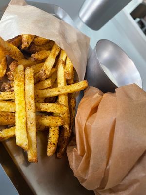 Fries with spices at Ameaça Vegetal in Lisbon