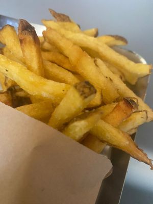 Dusty fries with the garlic sauce or the other pickled sauce is just awesome at Ameaça Vegetal in Lisbon
