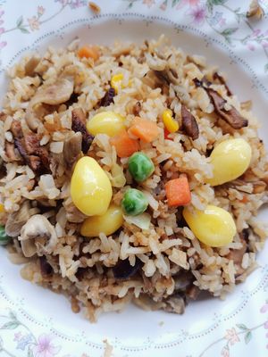 เมนูวีแกนกู้โลก อร่อยไม่แพ้ฟาสต์ฟู้ด ข้าวผัดธัญพืชที่แสนอร่อย at Tukta in Koh Tao