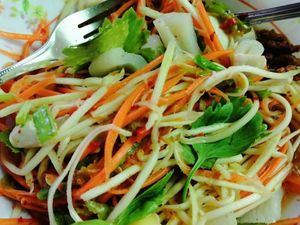 เมนูวีแกนกู้โลก อร่อยไม่แพ้ฟาสต์ฟู้ด  ยำมะม่วง จิ๊ดจ๊าด at Tukta in Koh Tao