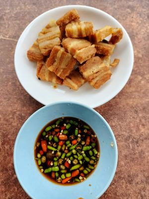 หมู่สามชั้นเจ ทอดกรอบ at Tukta in Koh Tao