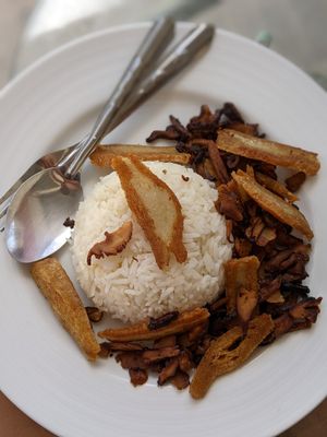 Fried vegan pork with shiitake mushrooms at Tukta in Koh Tao