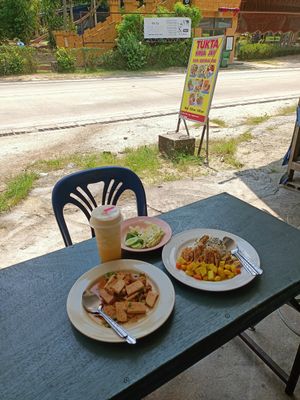 อาหารพร้อมเครื่องดื่ม at Tukta in Koh Tao