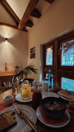 Veganes Frühstück mit Müsli, Vollkornbrot, selbstgemachtem Aufstrich und Smoothie at Café Endlich in Bad Koenig