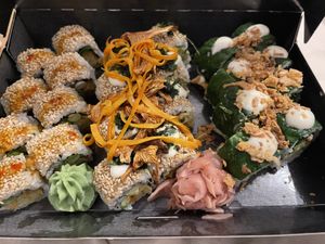 V. Links n. Rechts: Rocket Vegan Roll, Dumpling Roll, Trüffel Abokado Roll at Sushimen in Hamburg