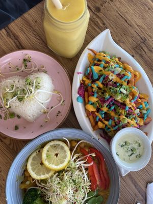 Chickpea curry with mango and coconut rice, as well as sweet potato fries with crazy yummy mayo and garlic aioli  at Eduardos Hideaway in Noord