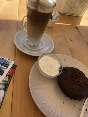Latte and vegan chocolate cake   at Loja do Chá in Funchal