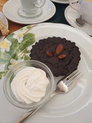 Johannesbrotkernmehl-Kuchen mit Veganer Sahnecreme at Loja do Chá in Funchal