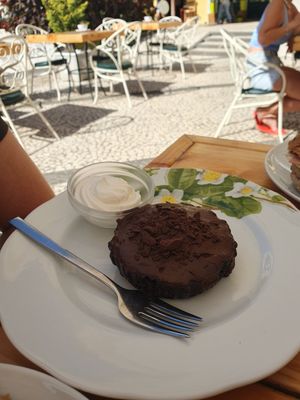 Schokoladenkuchen mit Veganer Sahnecreme at Loja do Chá in Funchal