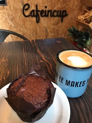 Café con leche de almendras y muffin de chocolate vegano  at Cafeincup in Bordeaux