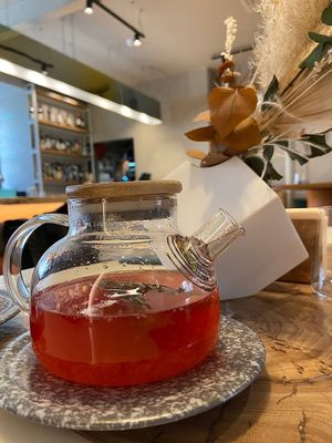 Сейчас в ресторане акция: горячий напиток в подарок за отзыв на Яндекс.картах.

Чай малина/алоэ/мя at Tomorrow in Moscow