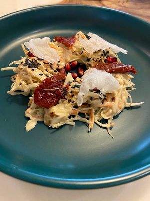 Салат с сейтаном и вялеными томатами. 
Нежный, интересный, вкуснейший!
Одно из любимых блюд теперь at Tomorrow in Moscow