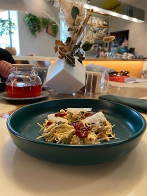 Салат с сейтаном и вялеными помидорами. 
Нежный, интересный, вкуснейший!
Одно из любимых блюд тепе at Tomorrow in Moscow