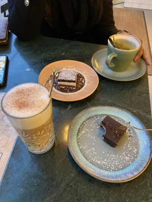 Heerlijke koffie, heerlijke taartjes en gebak  at Fris in Dronten