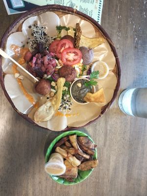 Salade végane et patate douce frites at Green Shake in Saint-leu