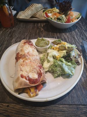 Veganer Burrito mit kleinem Salat mit French Dressing und (leider fertiger) Guacamole at Lieblingsplatz in Amberg