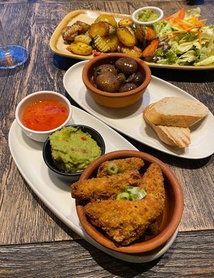 Kartoffel-Gemüse-Pfanne mit Salat; Tapas (marinierte Champignons, Gemüseecken, Dips)  at Lieblingsplatz in Amberg