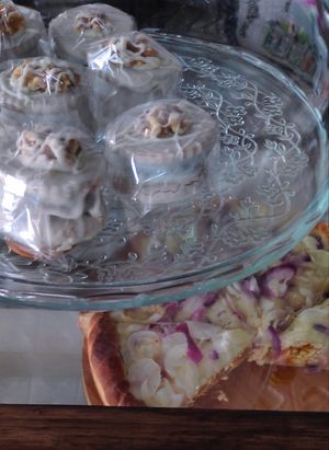 Alfajores de manzana, nueces y chocolate blanco en la estantería sobre quiché vegana at Pasiones Bar  in Gijon