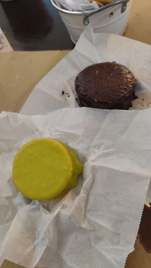 Alfajores de manzana (delante) y de chocolate y dulce de leche (atrás) at Pasiones Bar  in Gijon